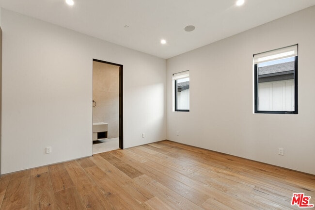 Building Photo - 738 N Harper Ave