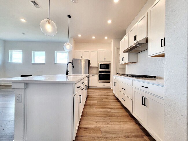Building Photo - 513 Three Feathers Ct