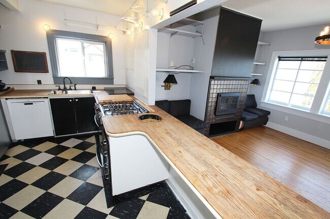 Building Photo - CHARMING 3 BEDROOM TUDOR REVIVAL APARTMENT W/ PUGET SOUND VIEWS
