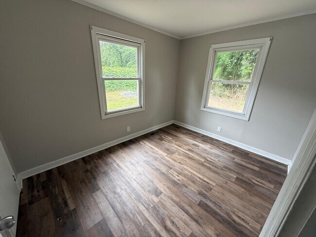 Building Photo - 1500 Lake Village Dr