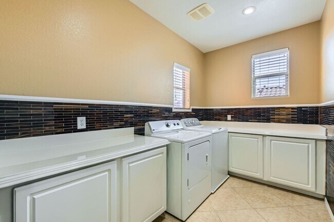 Building Photo - Beautiful 3 bedroom in Tuscany  community