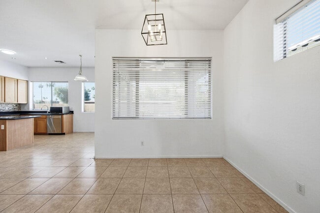 Building Photo - 906 E Sheffield Ave