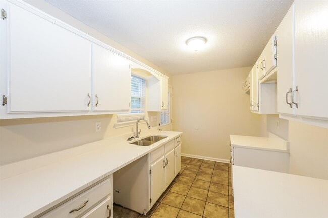 Building Photo - 4793 Northwood Hills Dr