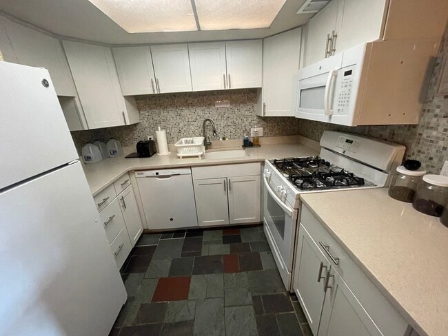Building Photo - 44 Broadlawn Park