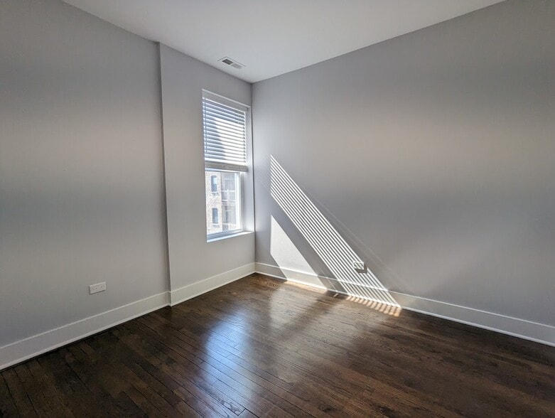 Building Photo - 2171 W Wilson Ave