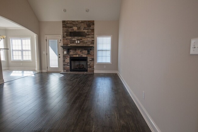 Building Photo - Huge 4 bd 3 ba Sango Go!