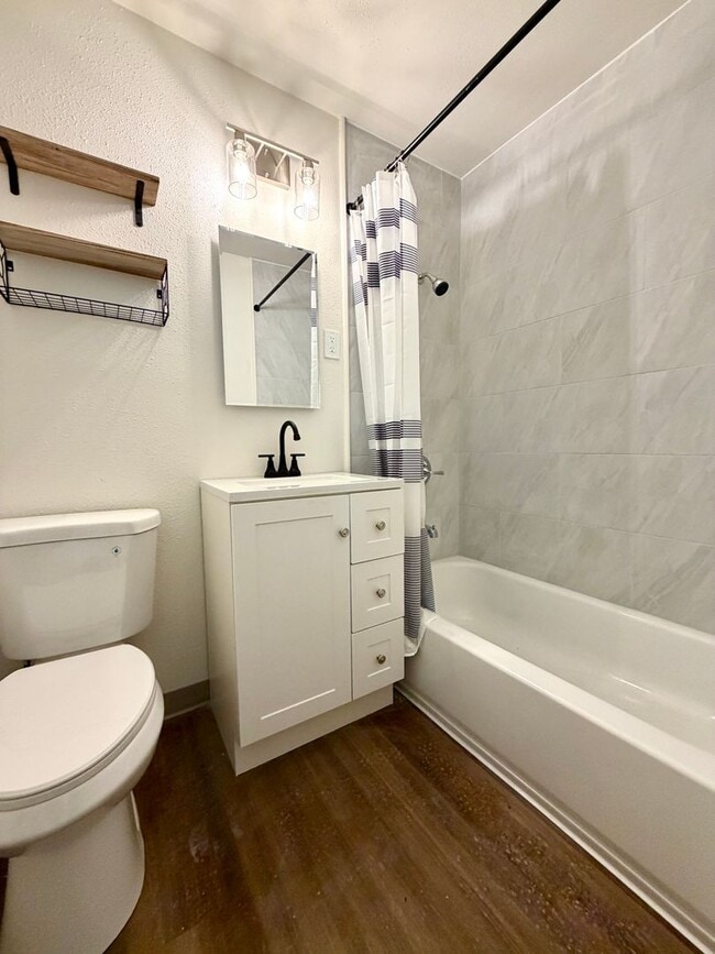 Building Photo - **FREE FIRST MONTH'S RENT** Newly Remodeled One Bedroom in Montavilla~ New Kitchen~ New LVP Floor...