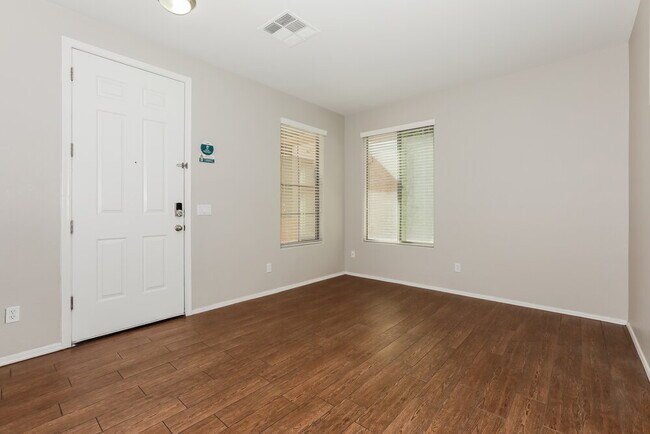 Building Photo - 3826 E Fairview St