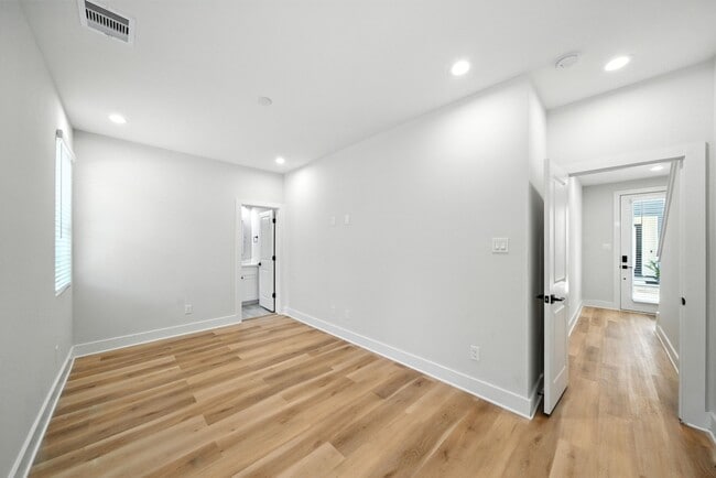 Building Photo - 2304 Hoskins Dr