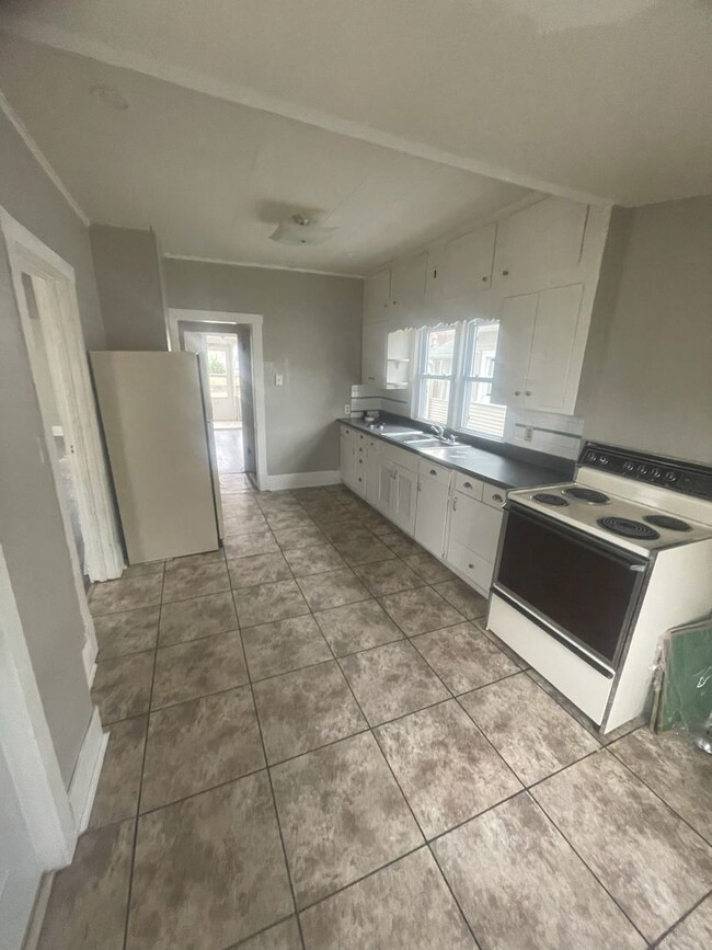 Building Photo - 2 Bedroom 1 Bathroom House Section 8 Accep...