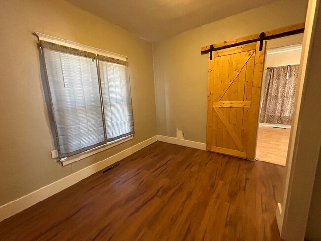 Building Photo - 3 Bedroom 1 Bath Large House with Garage & Many Amenities
