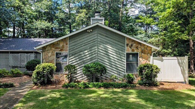 Building Photo - 1050 Mathews Ct