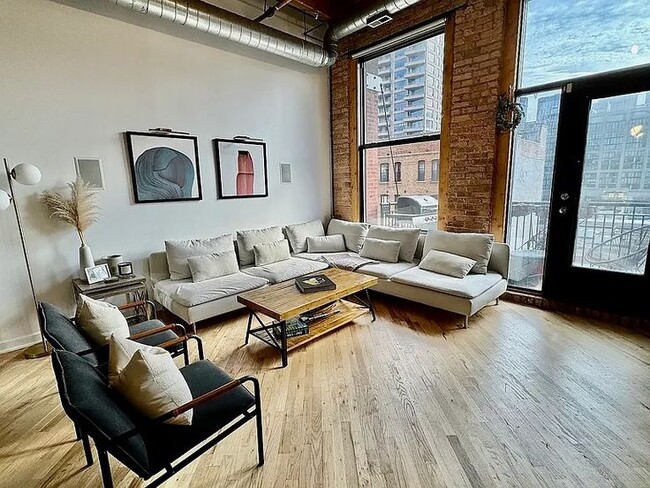 Large living room - 616 W Fulton St