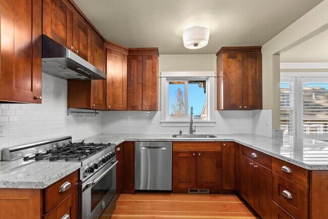 Building Photo - Gorgeous AIR CONDITIONED West Seattle Char...