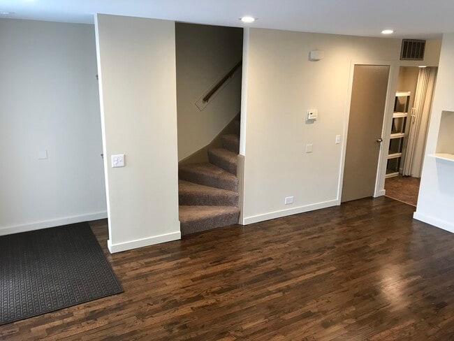 Building Photo - 811 S La Grange Rd