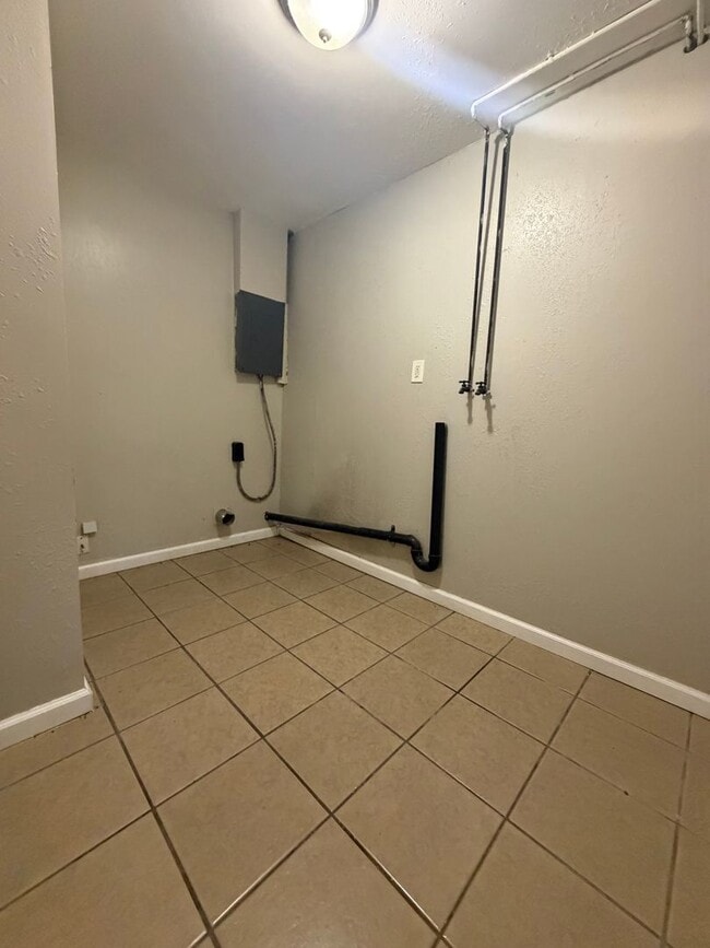 Building Photo - Section 8 approved 3 bedroom 1 bath home for rent