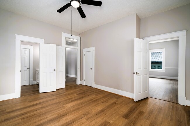Building Photo - AOP