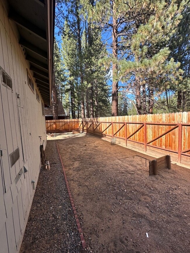 Building Photo - Well Kept Home in Quiet Neighborhood with ...