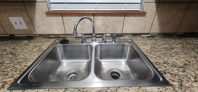 Building Photo - 907 NE Tortoise Dr