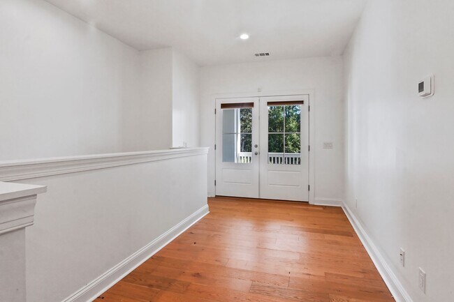 Building Photo - Pool/ Waterfront/ Custom Home in Waterways!