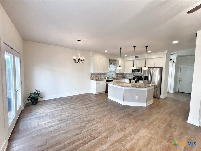 Building Photo - 223 Sapphire Dr