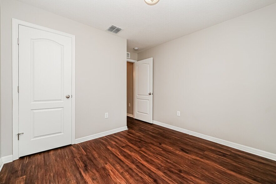 Building Photo - 720 Chatham Walk Dr