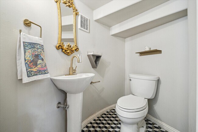 Building Photo - 1502 Whispering Pines Dr