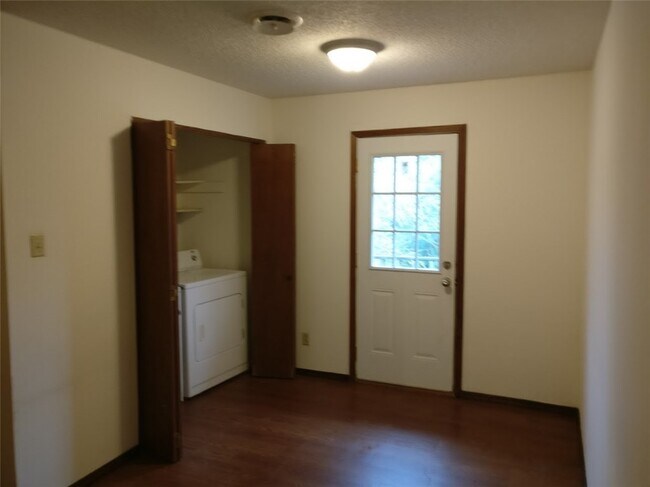 Building Photo - 3143 Old Missouri Rd