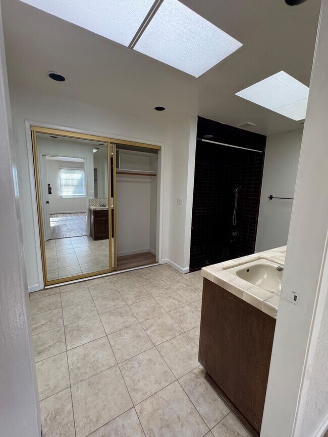 Building Photo - 4bed 3bath