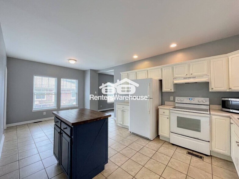 Building Photo - 227 Woodview Ave