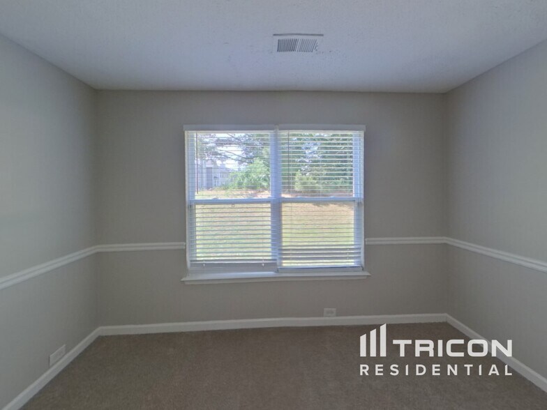 Building Photo - 3802 Rosebud Park Dr