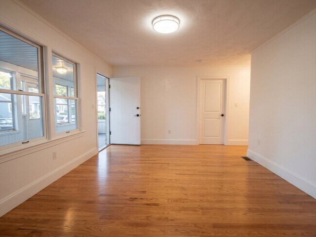 Building Photo - 135 Safford St