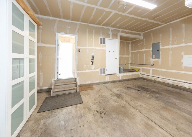 Building Photo - Lovely Home on East Side Near Military bas...