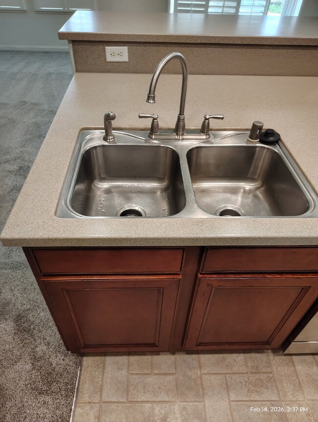 Building Photo - Bonus Office/Den, New Flooring, New Appliance, White Plantation Shutters throughout, Landscaped y...