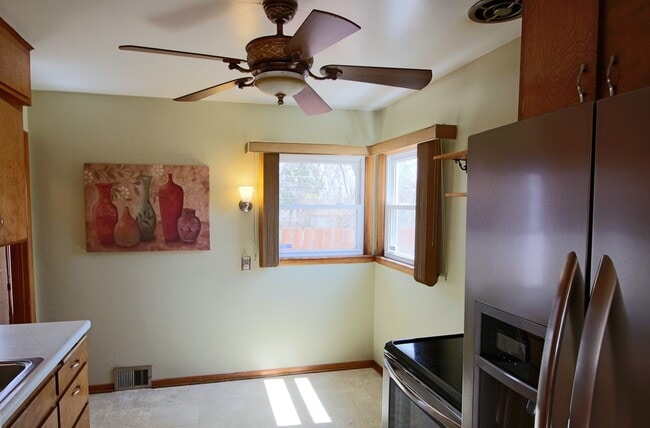 Building Photo - Updated Single Family Home Near Vogel Park...