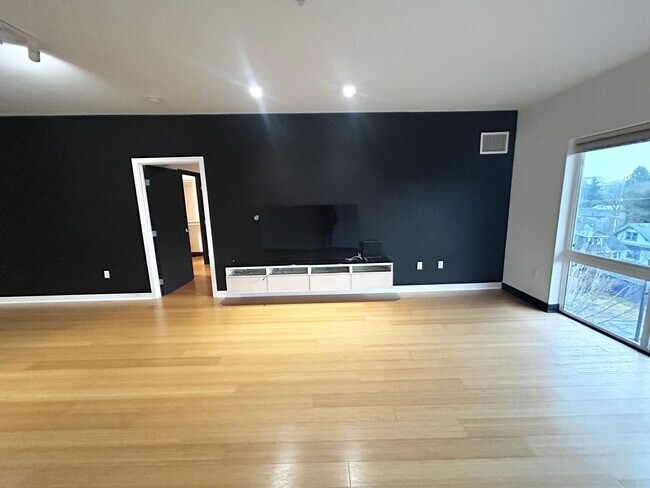 Building Photo - 2 Bedroom Lofts in Overlook! Water, Sewer and Garbage Included!!!