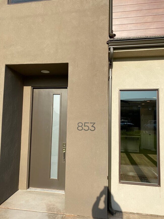 Building Photo - Beautiful like new 3 Bedroom, 2.5 Bathroom...
