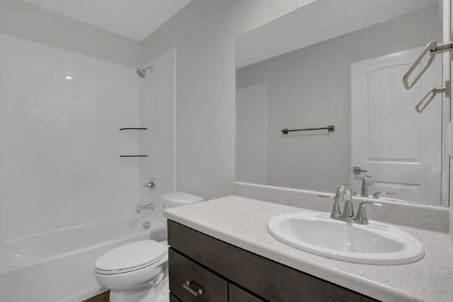Building Photo - Modern 3-Bedroom Townhome – Conveniently L...