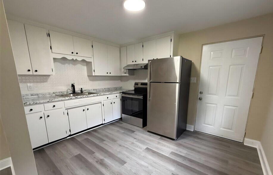 Building Photo - 904 8th Ave SW