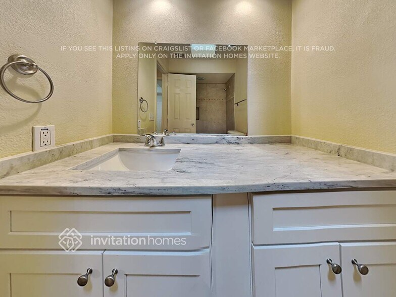 Building Photo - 801 Meadow Creek Dr