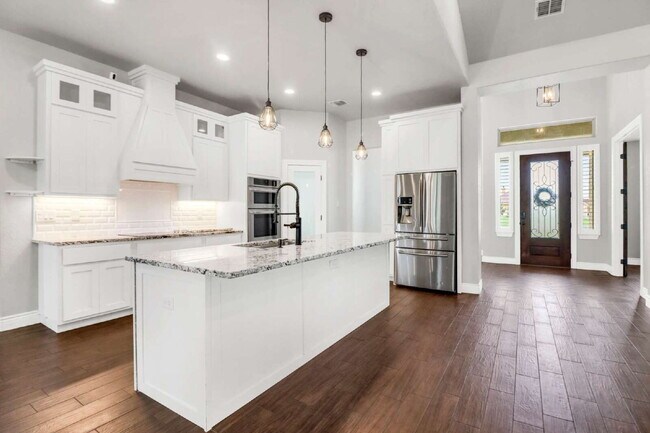 Building Photo - "Charming 4-Bed Oasis with Granite Touches & Cozy Fireplace in Floresville!"