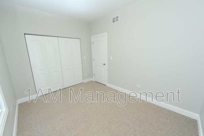 Building Photo - 3242 N Ridgeway Ave
