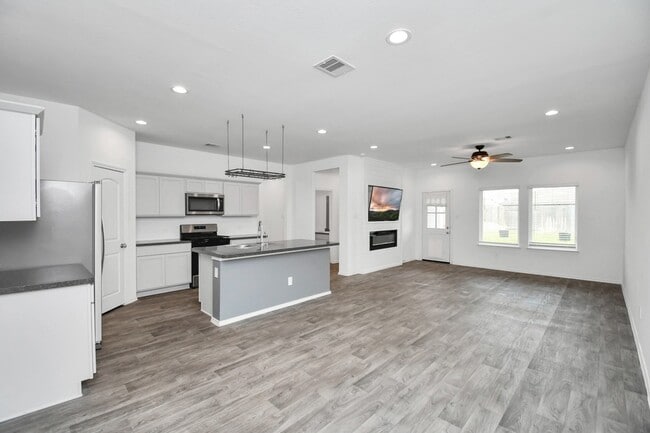 Building Photo - 5443 Pinetree Cres Ln