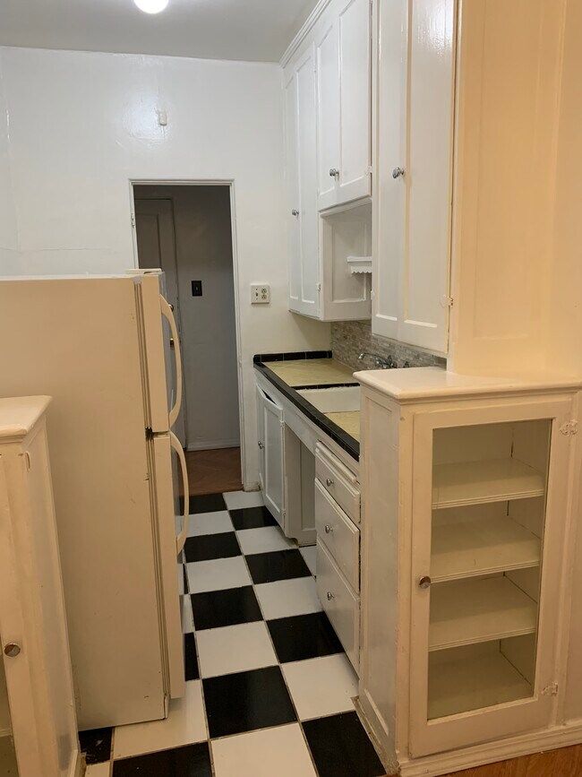 Building Photo - 132 S Canon Dr