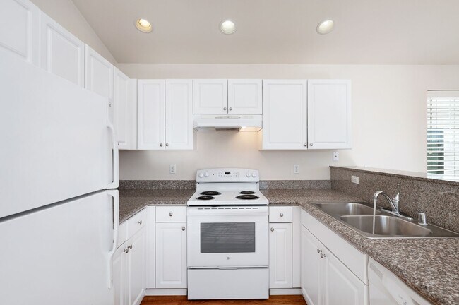 Building Photo - 1213 Townhomes