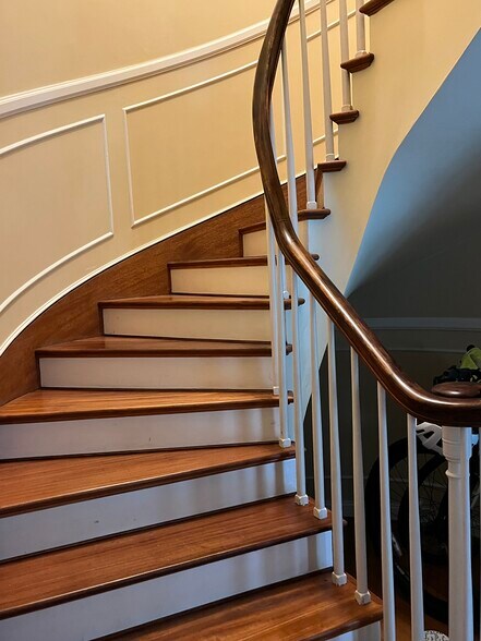 Staircase - 737 S Tremaine Ave
