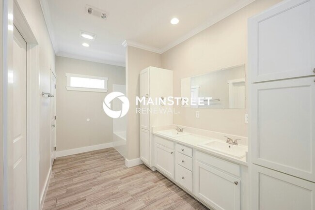 Building Photo - 4 Bedroom Pet-Friendly Home in San Antonio...