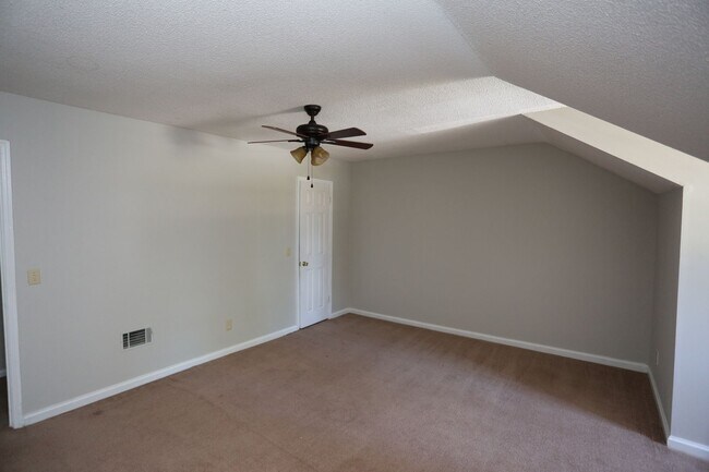 Building Photo - 3 Bedroom at Countryside