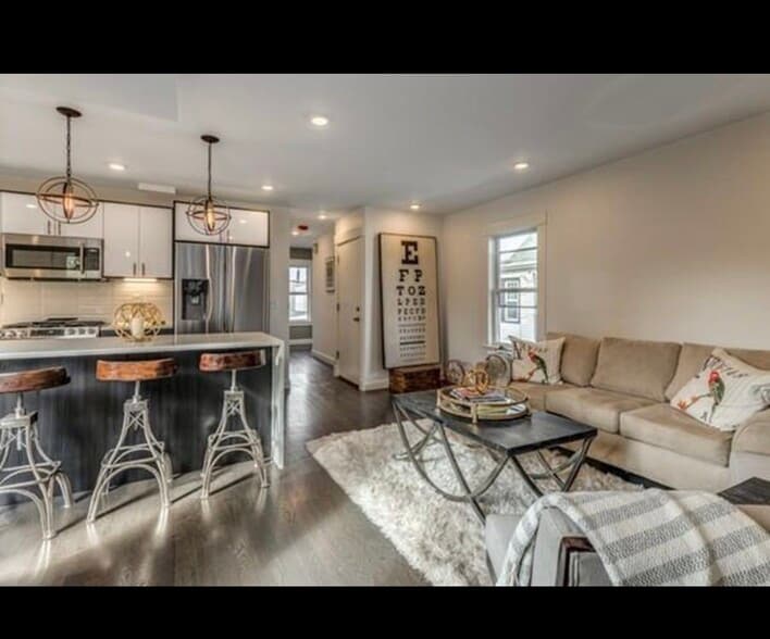 4 bedrooms available, 3 baths, 2 parking spots. - 18 Rush St