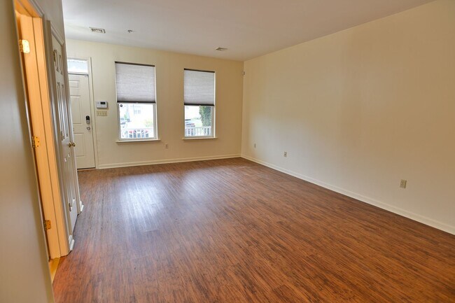 Building Photo - 3 Bedroom Single Family in Midtown with Pa...